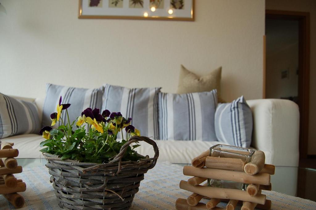Hotel-Ferienwohnungen Cafe Maarblick Schalkenmehren Szoba fotó