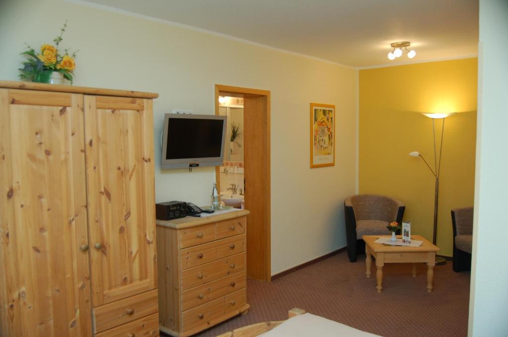Hotel-Ferienwohnungen Cafe Maarblick Schalkenmehren Szoba fotó