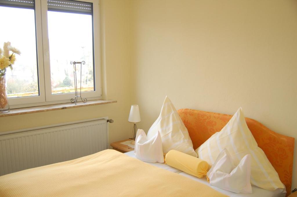 Hotel-Ferienwohnungen Cafe Maarblick Schalkenmehren Szoba fotó