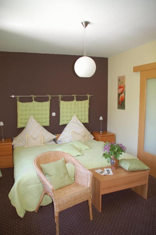 Hotel-Ferienwohnungen Cafe Maarblick Schalkenmehren Szoba fotó